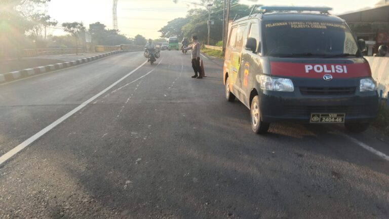 Gatur Pagi, Polsek Astanajapura Antisipasi Kemacetan dan Kecelakaan Lalu Lintas di Pertigaan Kanci